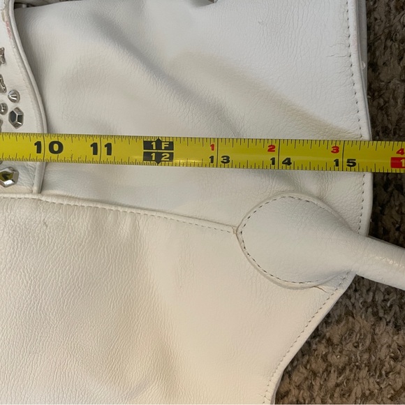 Betsy Johnson Large hand bag. Color: White - Picture 16 of 16